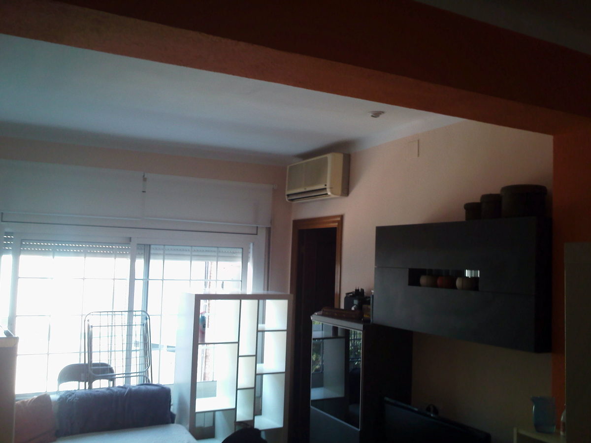 Paredes del salón sin tratar aún