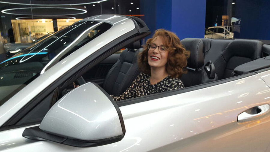 Yo, en el Mustang de la esquina principal