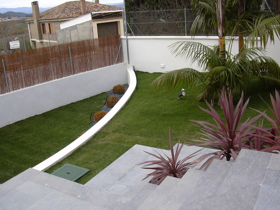 Zona ajardinada delantera