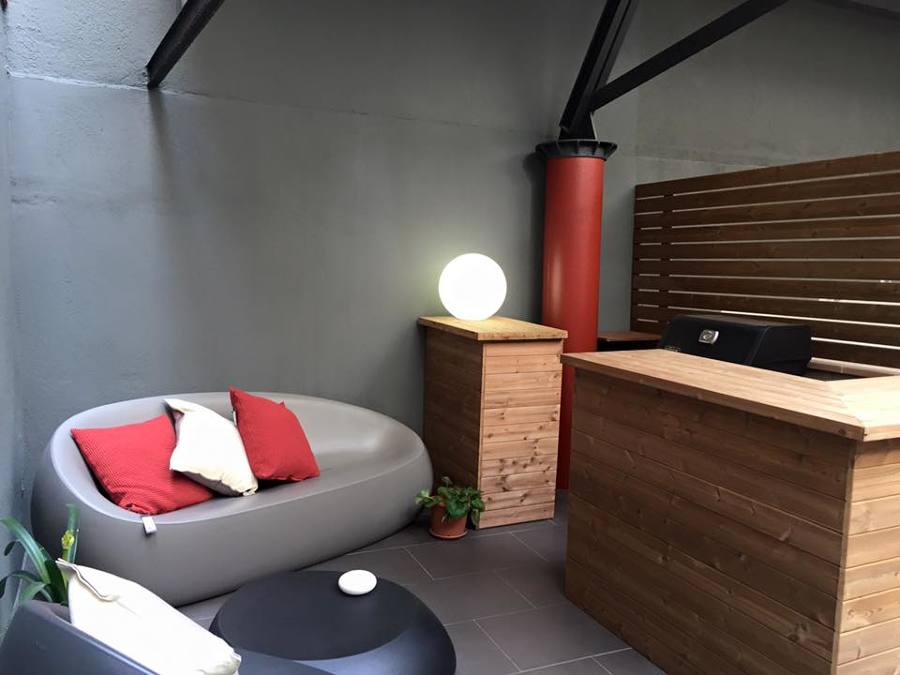 Zona barbacoa con barra de bar