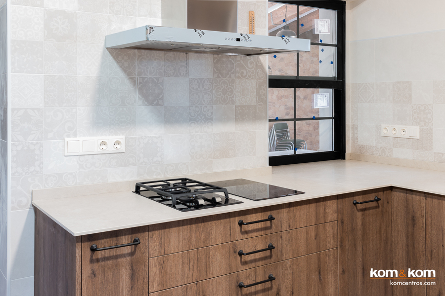 Zona cocción cocina en madera y beige