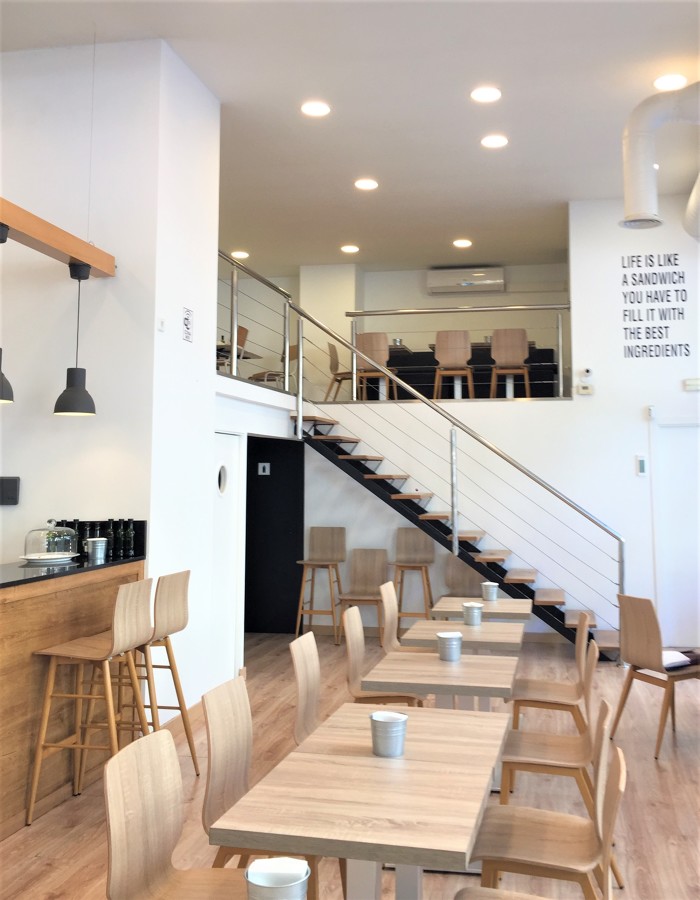 Zona comedor y barra del local comercial anterior a la reforma