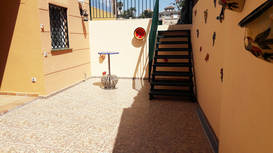 Zona de acceso terminada con nueva solería y nueva escalera metálica de un tramo. Pintura nueva