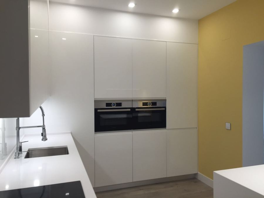 Zona de almacenaje, con frigo y lavadora integrados