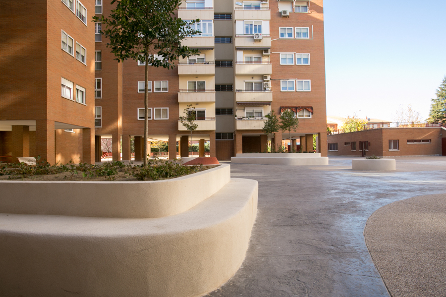 Zona de bancos y Jardineras