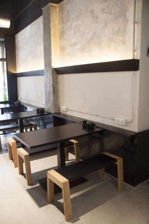 Zona de bancos y mesas