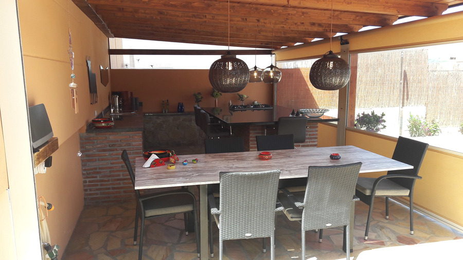 Zona de barbacoa finalizada y amueblada a gusto de clientes