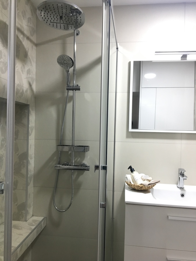 Zona de ducha con bancada