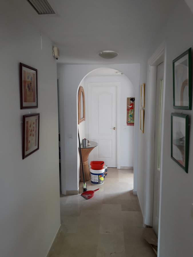 Zona de entrada restaurada y pintada