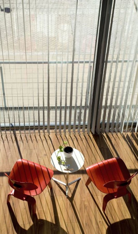 Zona de esparcimiento con vistas hacia la sierra.