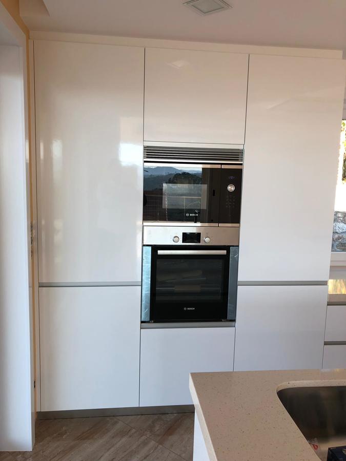 Zona de horno, frigo y almacenaje