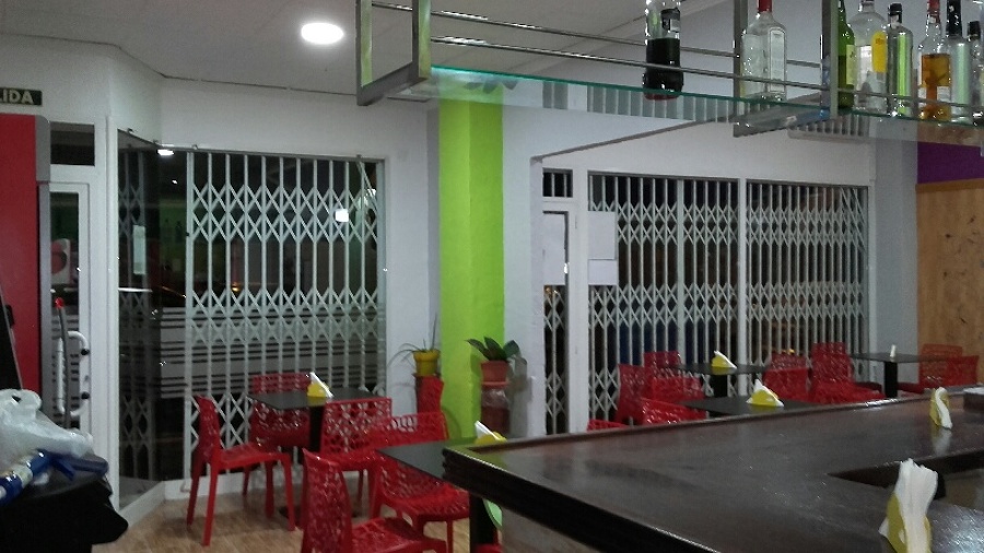 Zona de mesas de bar