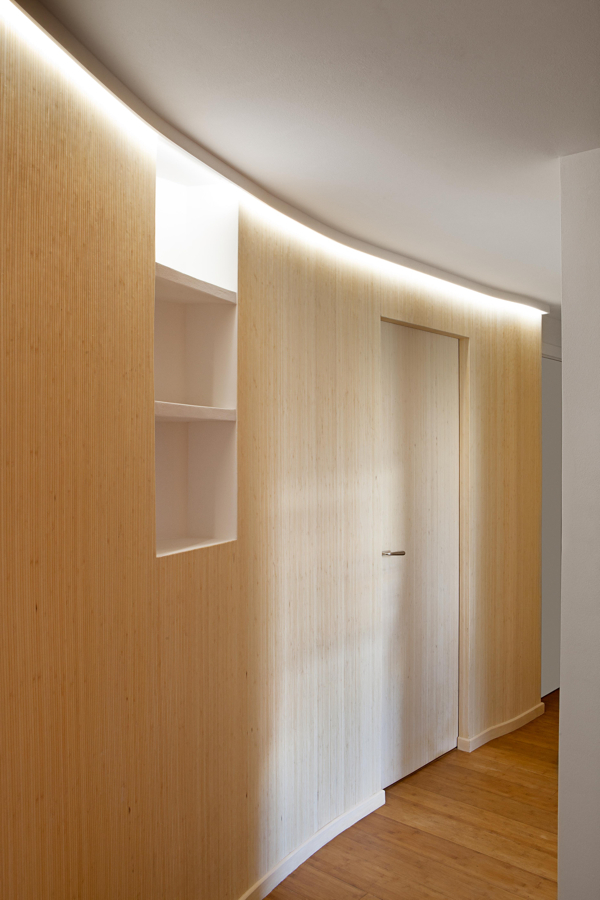 Zona de noche con paredes de madera