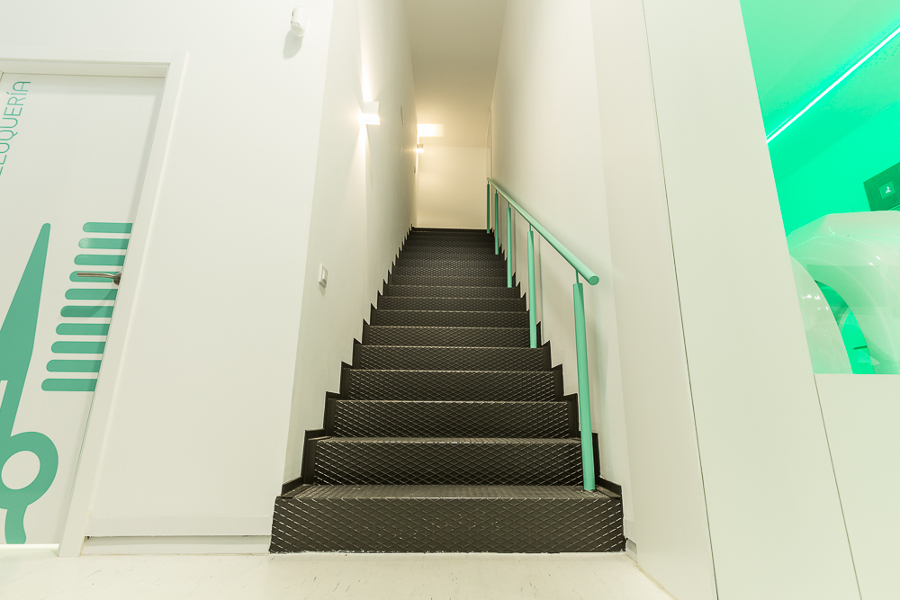 Zona de peluquería, escalera y cabina