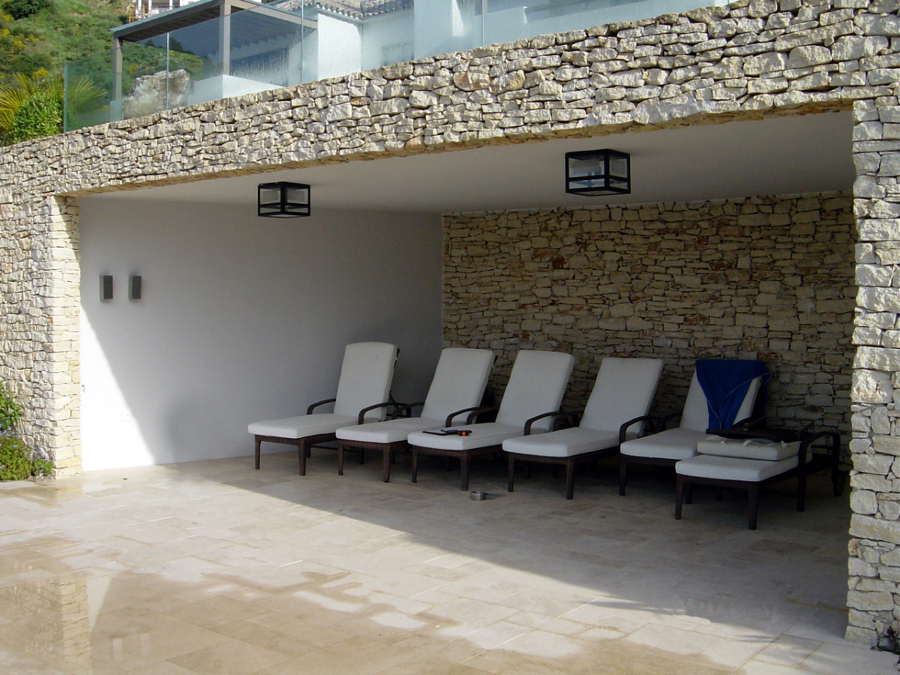 Zona de recreo junto a piscina