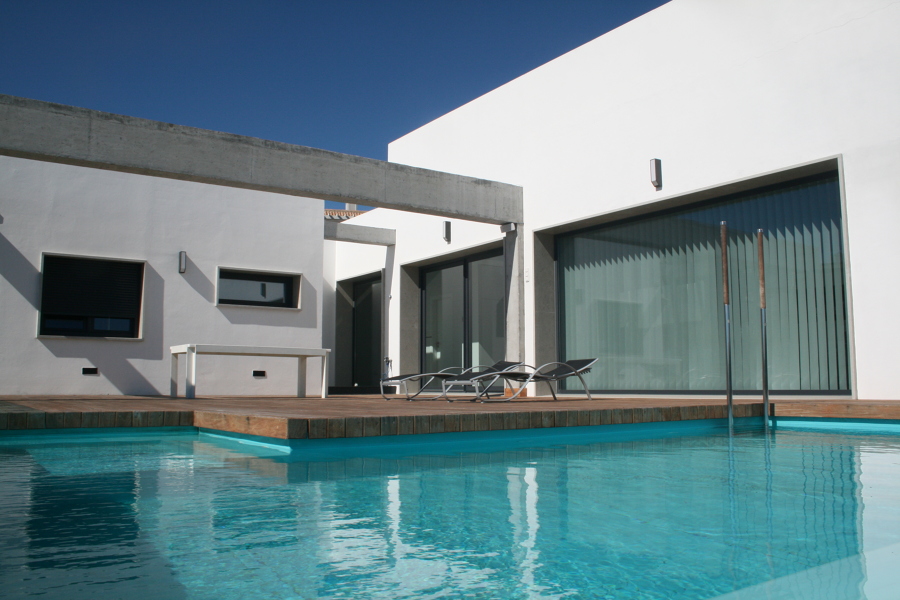 Zona de solarium en piscina
