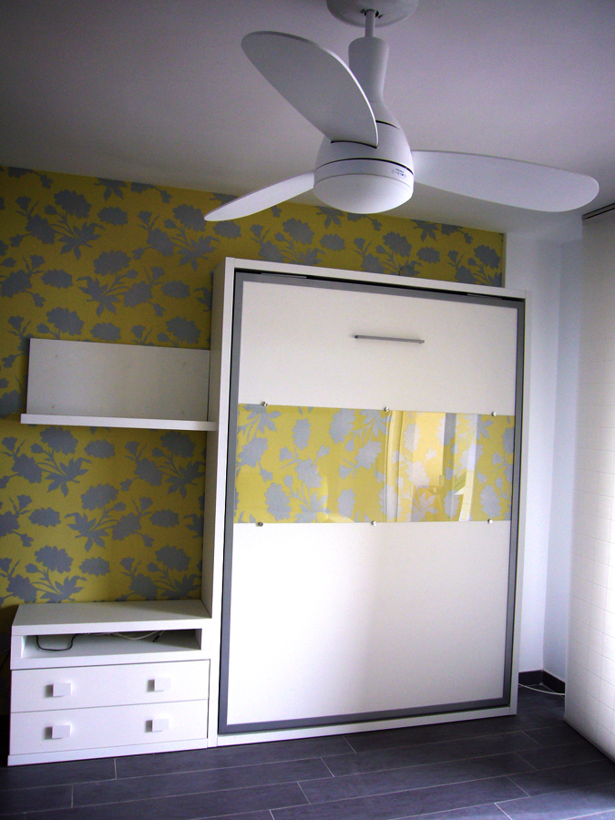 Zona de televisión y cama abatible doble