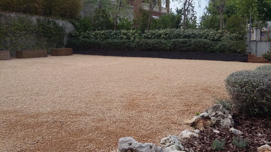 Zona de tránsito realizada con gravilla.