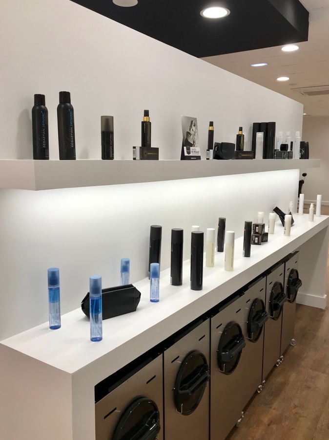 ZONA EXPOSICIÓN PRODUCTOS Y PARKING CARROS TRABAJO