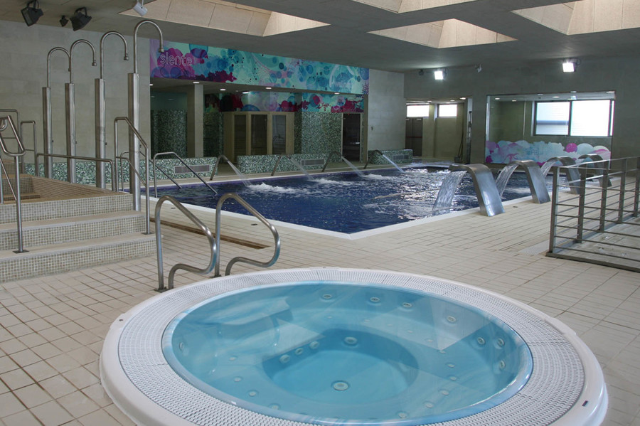 ZONA JACUZZI Y PISCINA CLIMATIZADA