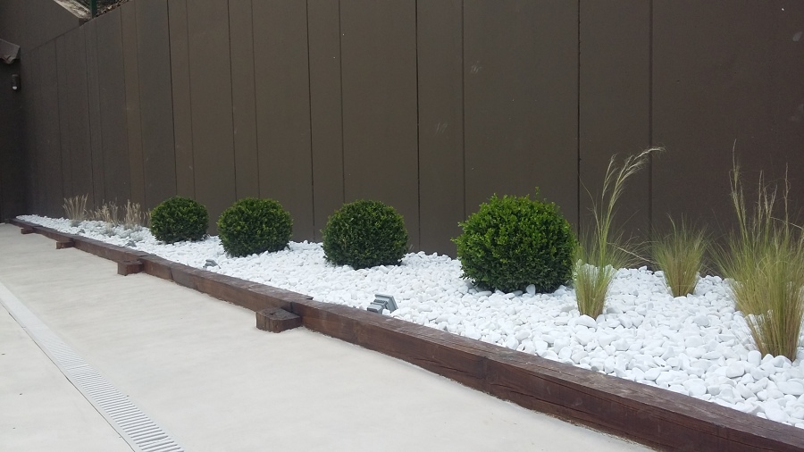 Zona jardinera lateral (foto 3)