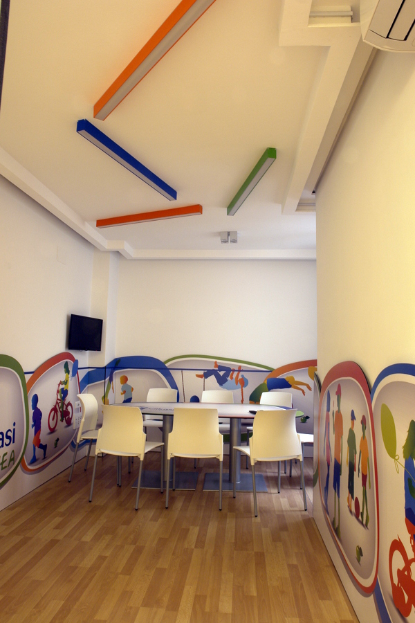 Zona juvenil con luz natural