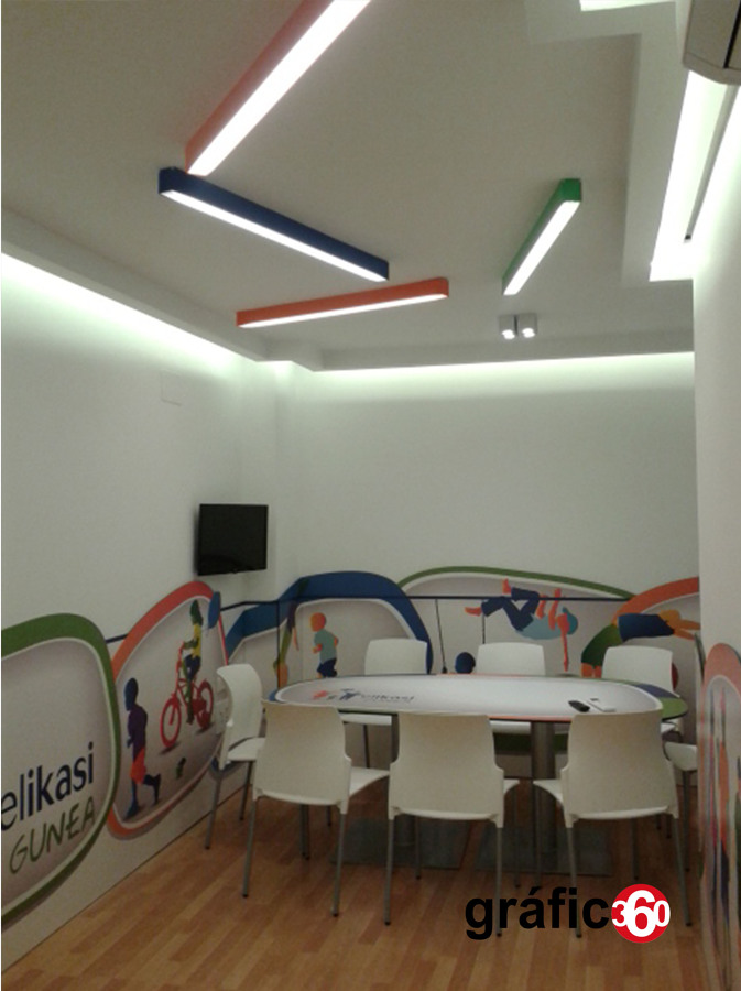 Zona juvenil iluminada por zonas y resto de equipamiento.