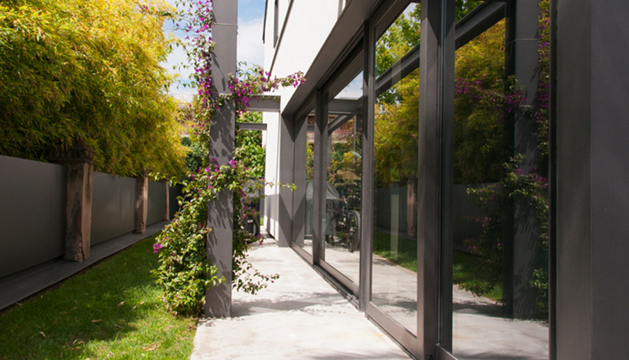 Zona lateral con vidrieras grandes sin perder privacidad