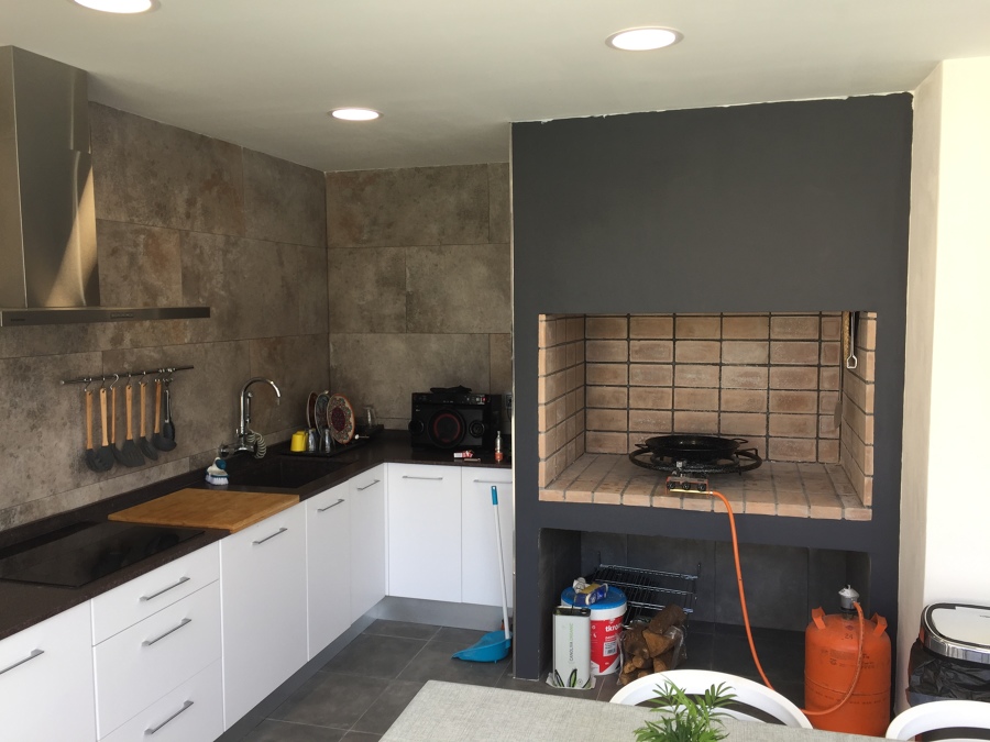 Zona paellero + cocina