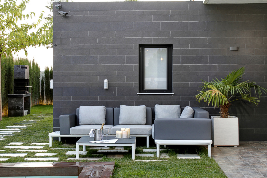 Zona relax y barbacoa.