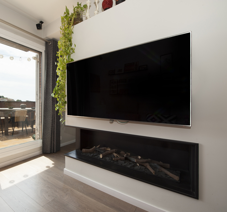 Zona TV con chimenea de gas integrada