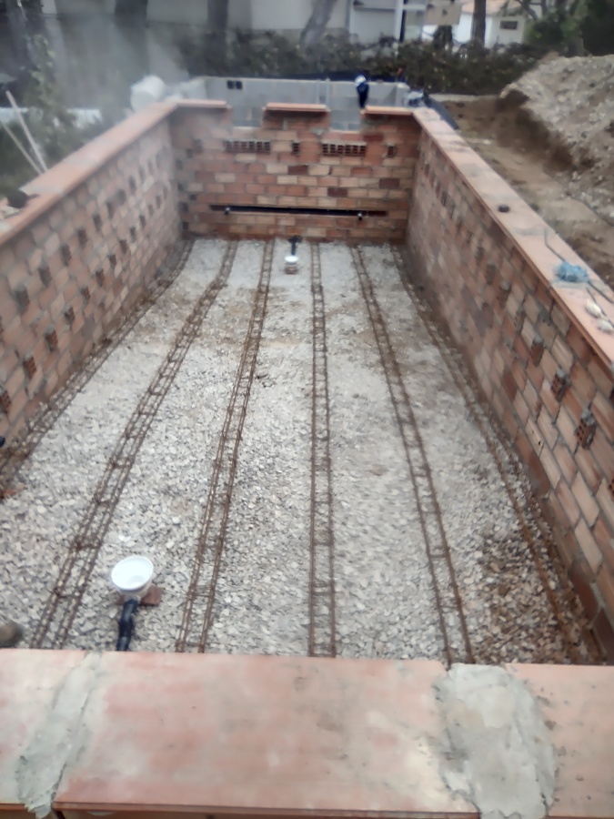 Zunchos de soporte del mallazo del fondo de la piscina.