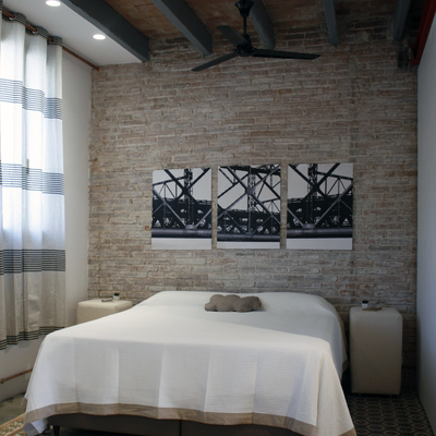 Dormitorio con pared de ladrillo