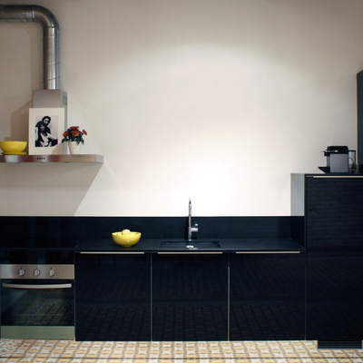 Cocina con muebles en negro