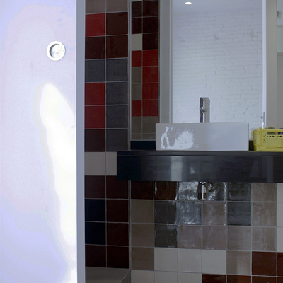 Baño con azulejos de colores