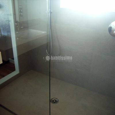 Cocina y baño de diseño en vivienda particular