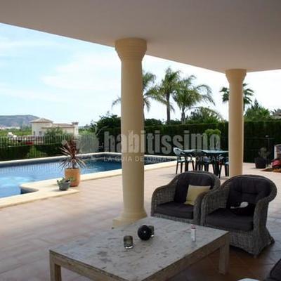 Vivienda Unifamiliar  y Piscina en urbanización Privada