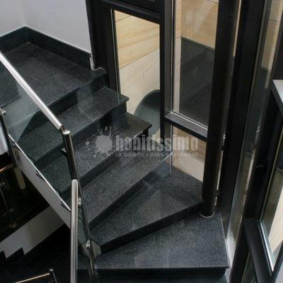 Escalera de granito negro