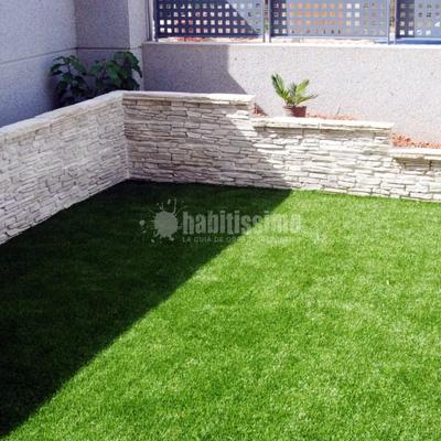 Instalación de césped artificial y creación de jardinera perimetral