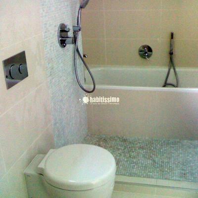 Reforma de baño con mecanismos empotrados