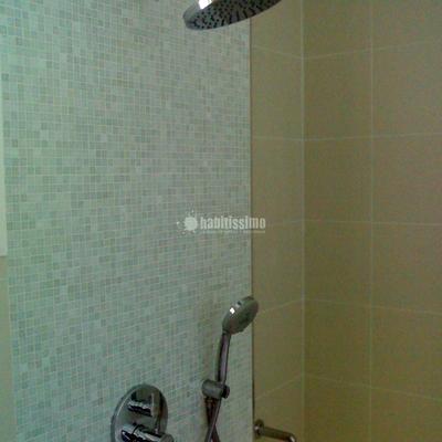 Reforma de baño con mecanismos empotrados