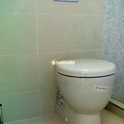 Reforma de baño con mecanismos empotrados