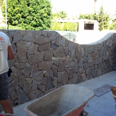 Construcción de muro exterior en vivienda unifamiliar