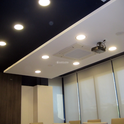 Instalaciones en sala de juntas de oficina