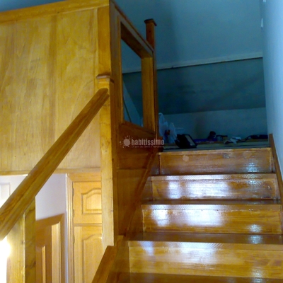 Ampliación buhardilla e instalación de escalera de madera,