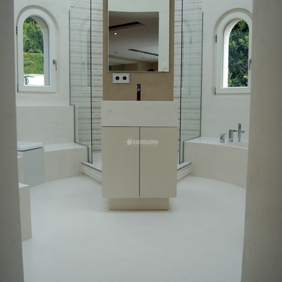 Microcemento en piscina y baños vivienda Son Vida