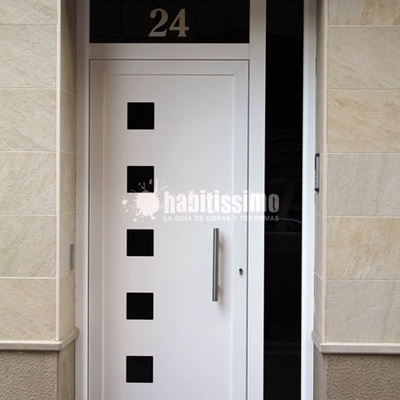 Puerta batiente de aluminio