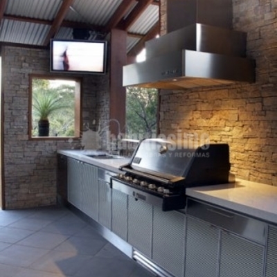 Construcción de una Caseta Polivalente en un Jardín