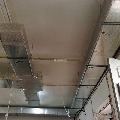 Instalación de conductos de fibra de vidrio en oficinas