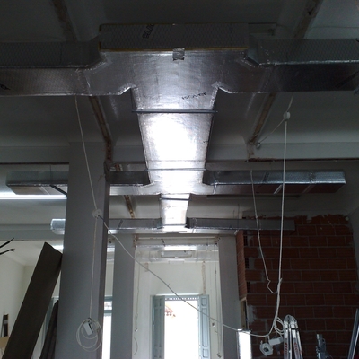 Instalación de conductos de fibra de vidrio en oficinas